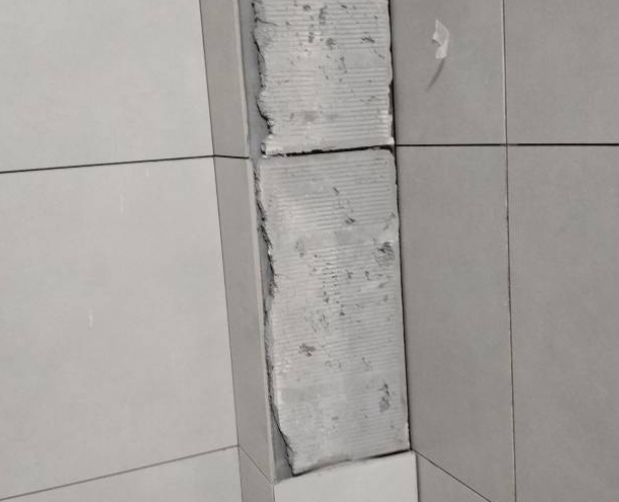 兰州市瓷砖空鼓维修公司分享下瓷砖施工前基层浇水润湿程度不足，可能导致以下问题